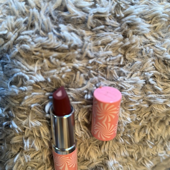 Clinique lipstick - Picture 2 of 4